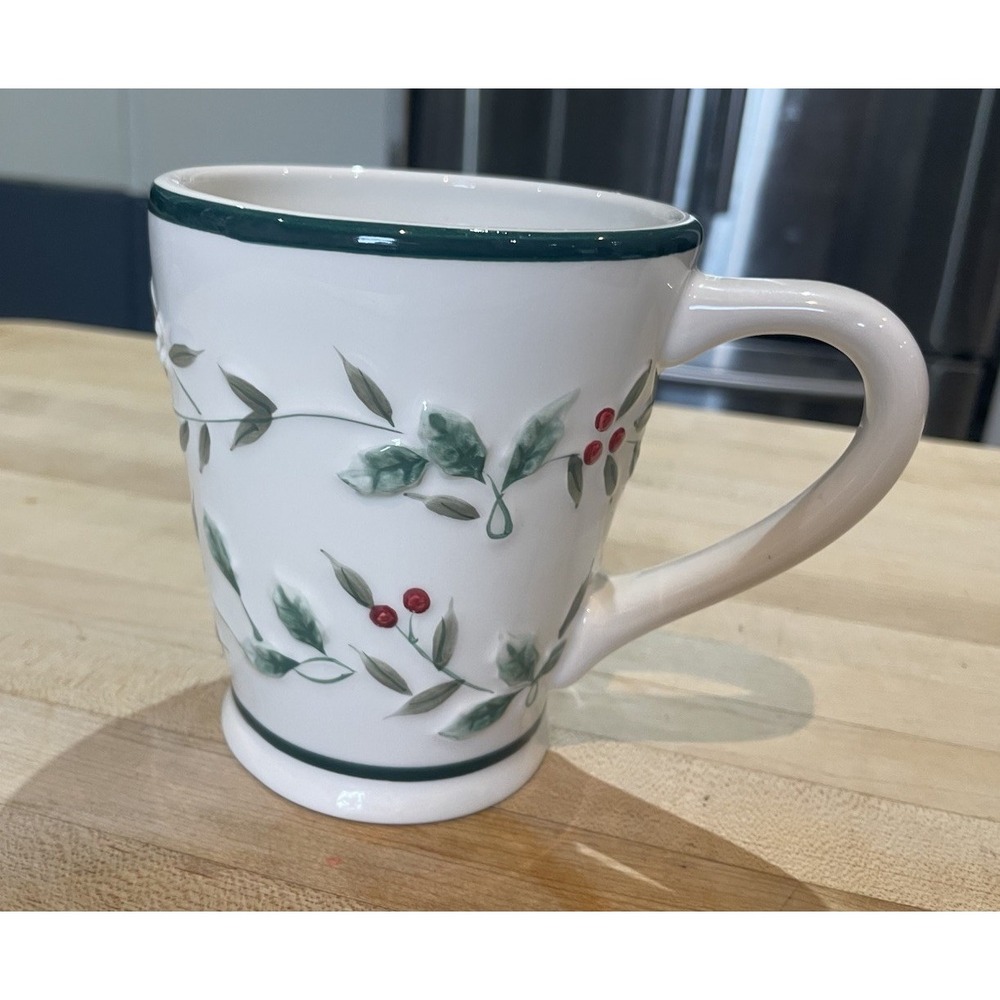 Pfaltzgraff Winterberry Holly Leaves Berries Embossed Tea Coffee Mug White